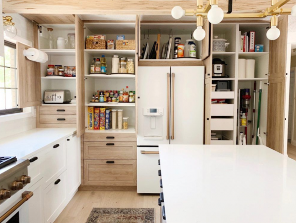 Dapur dengan laci dan rak penyimpanan tersembunyi untuk rapih dan teratur